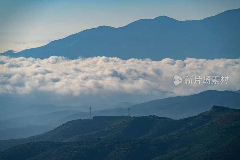 远处山之间的云海