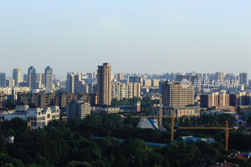 傍晚时分的成都市温江区建筑风光