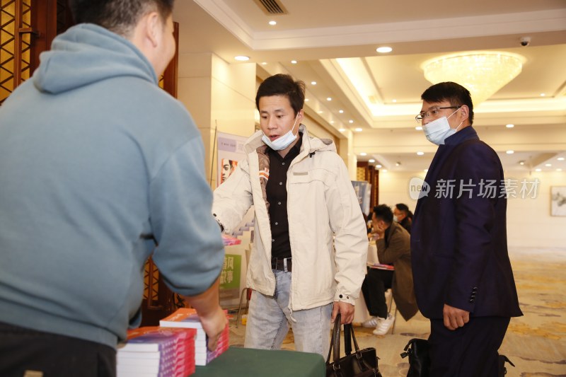 室内人员交流互动场景