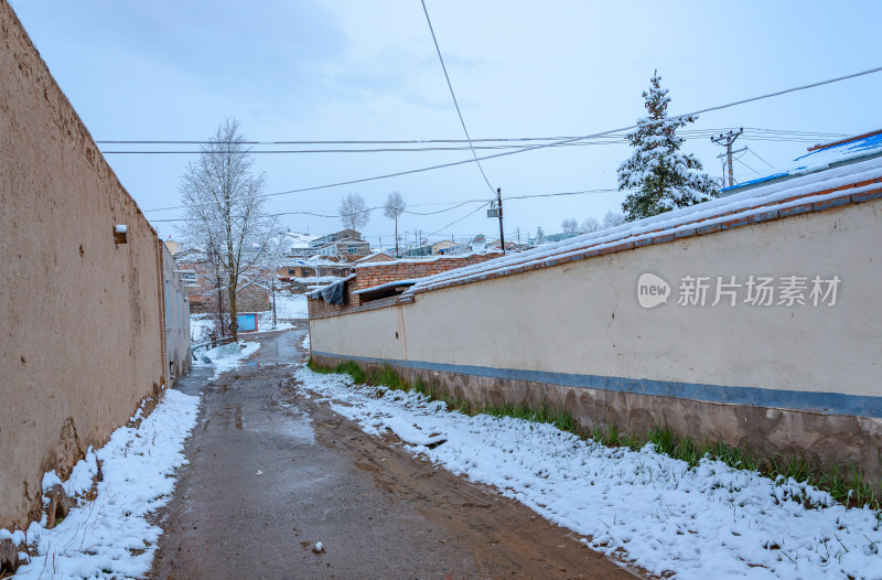 青海海北州祁连卓尔山乡村街道公路雪景