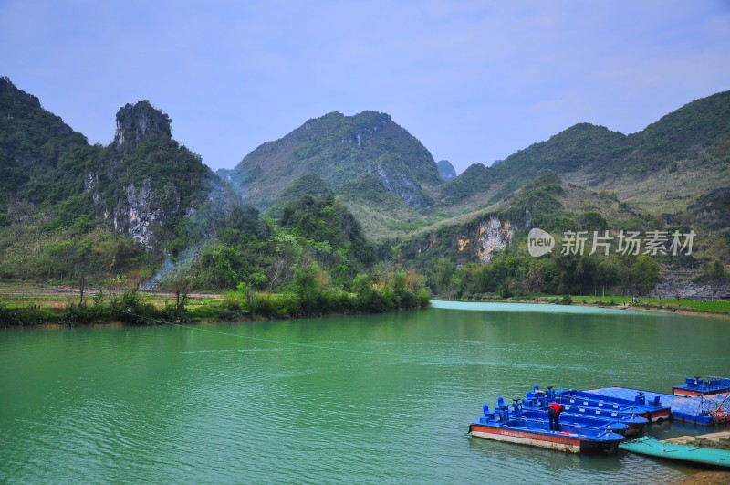 巴马长寿村的桥梁和村庄景色