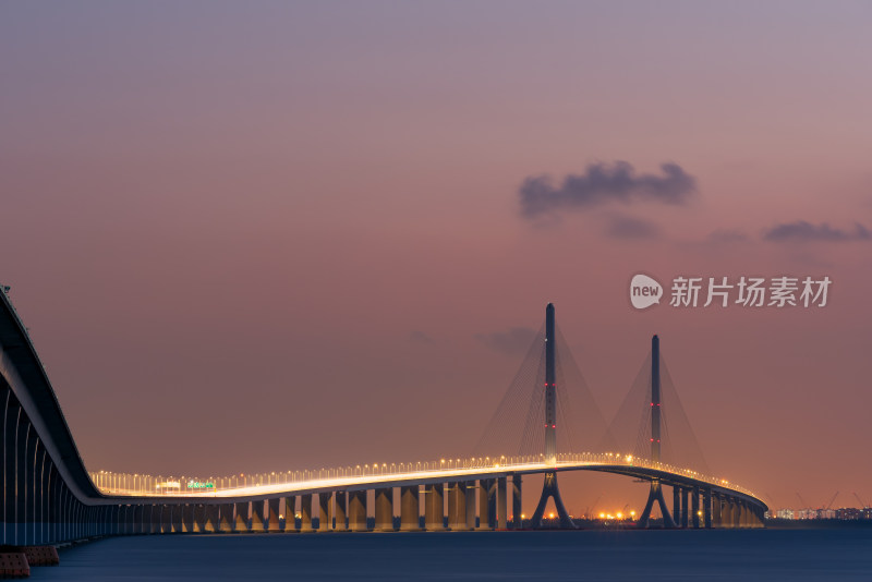 上海至崇明间的上海长江大桥建筑风光