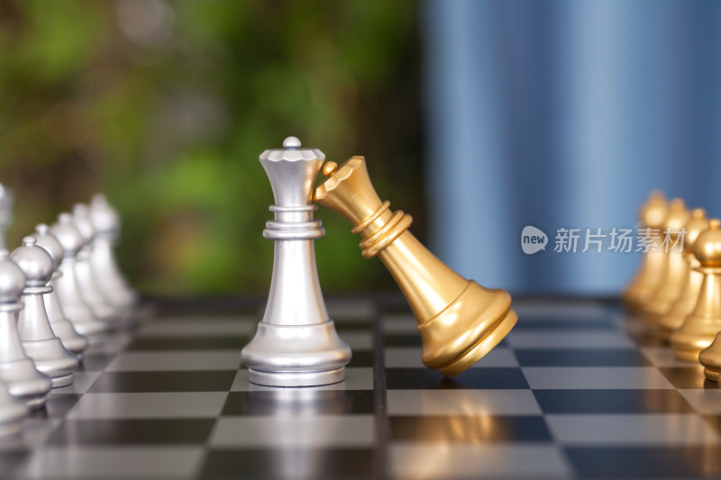 金色一方的王后棋子投降