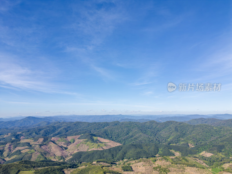 辽阔壮观的群山航拍全景