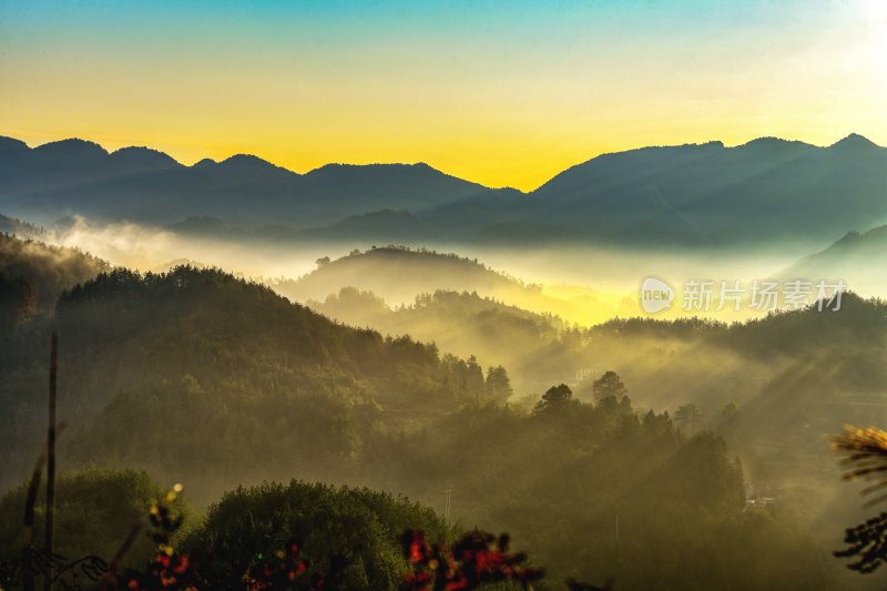 重庆酉阳：雾起群山