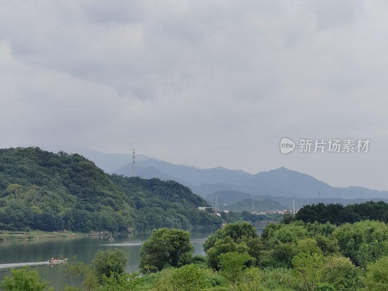 山水相依的自然风景