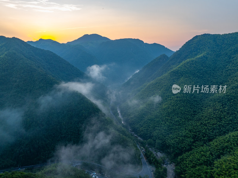 航拍浙江杭州临安区龙门秘境石门村山间村落