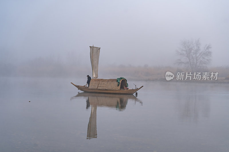 浙江丽水古堰画乡画廊孤帆丽影晨雾