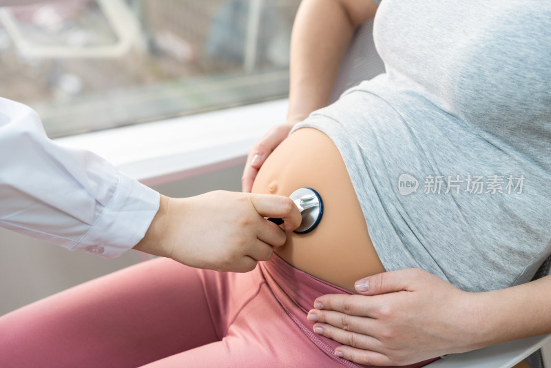 医生检查孕妇的身体