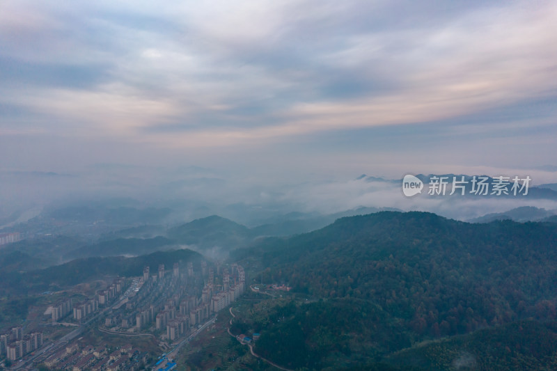 清晨山川云雾缭绕日出航拍摄影图