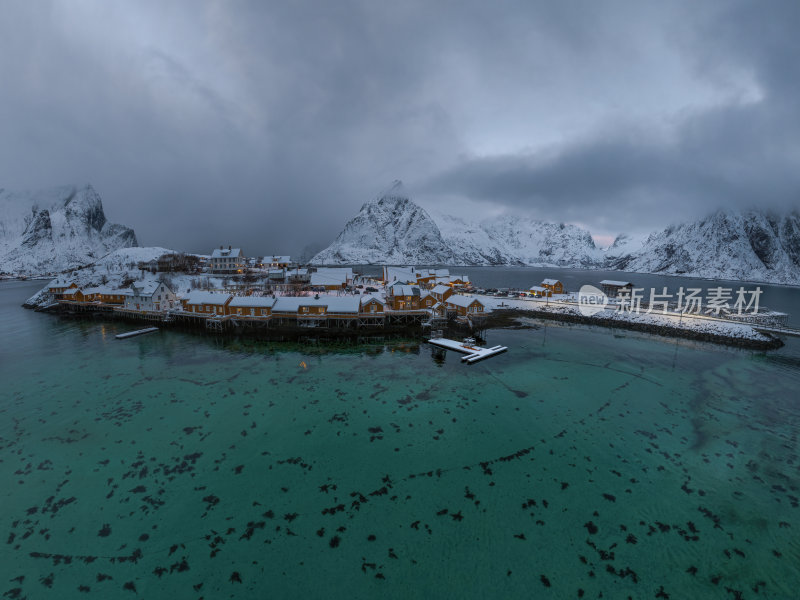 挪威罗弗敦群岛北极圈雷纳冬季雪景高空航拍