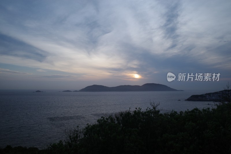 暮色下的海面及远方岛屿全景