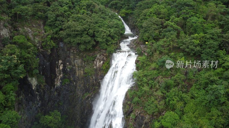 “东莞第一瀑”黄茅田瀑布雨后水量充沛