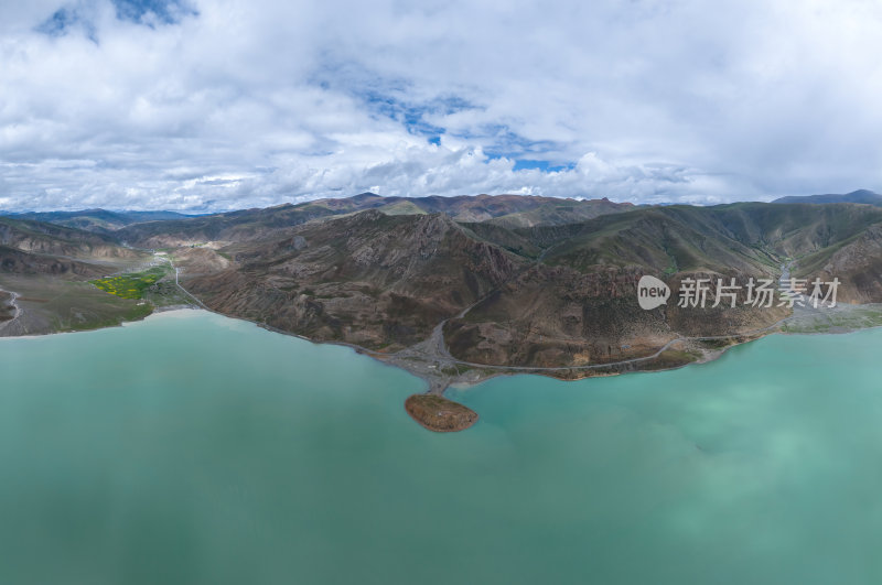 西藏阿里地区浪措绿色湖泊高空航拍