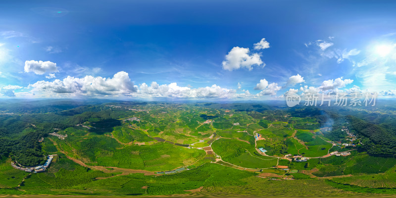 航拍山脉村庄田园风光全景图