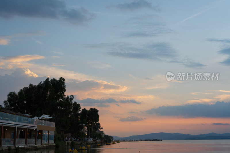 昆明滇池海晏村湖畔人群赏景黄昏景象