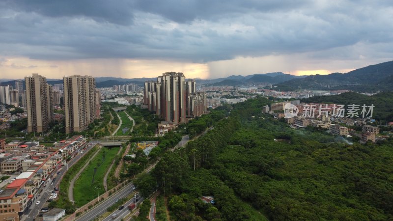 广东东莞：晚霞中的骤雨