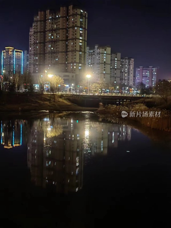 夜景中高楼在湖水倒影相映成趣