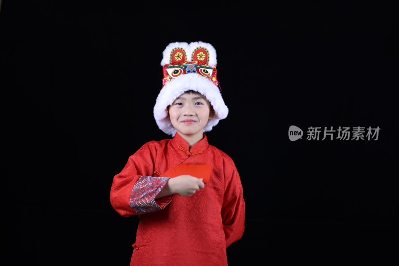 带虎头帽的中国小男孩和新年红包