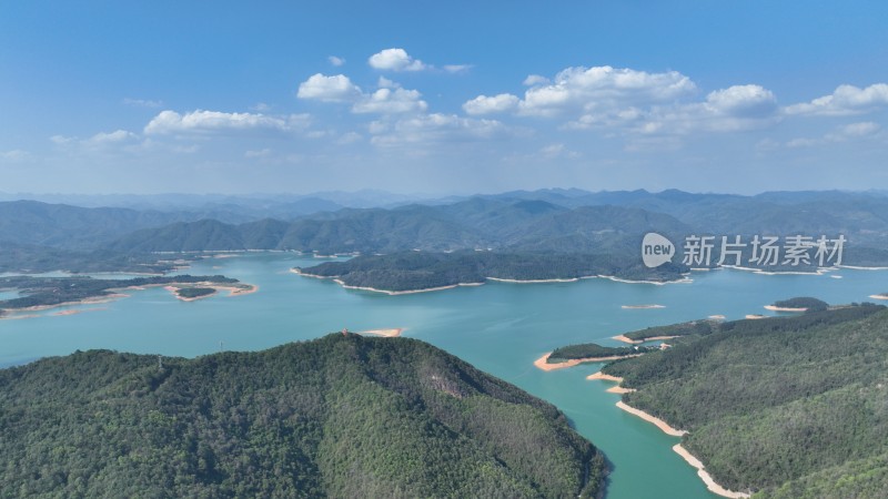 高空航拍水库壮丽风景湖岸绿水青山澄碧河