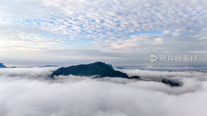 重庆酉阳：“睡佛”山下晨雾浓