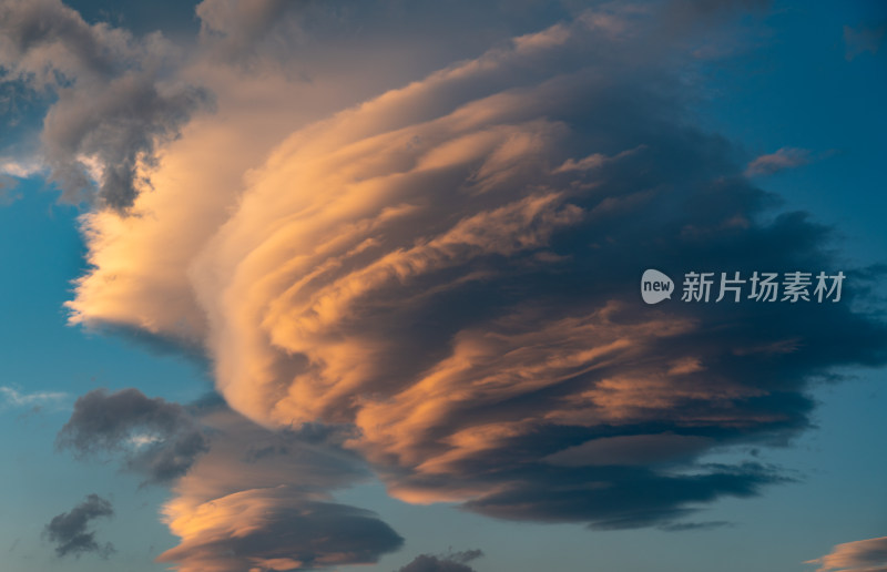 黄昏时天空形状奇特的云团