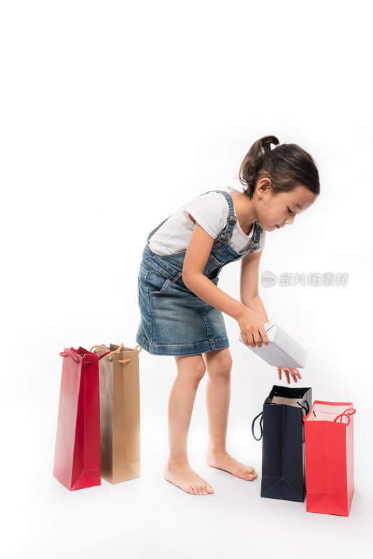 一个中国女孩身边放着礼物购物纸袋