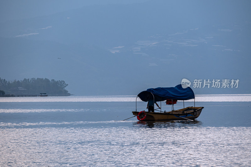 清晨邛海湖面上的渔船