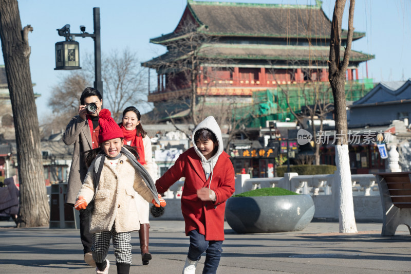 一家四口快乐旅行