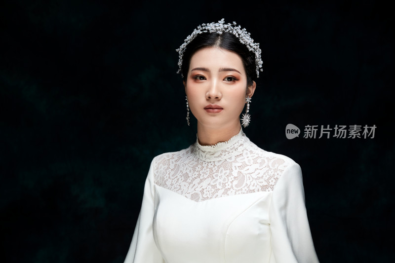 黑色背景下的女性复古婚纱妆面