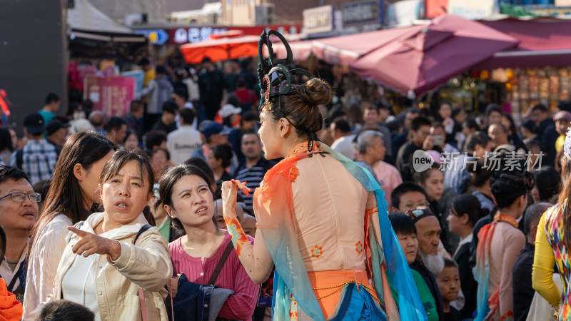 中秋节假期在中国新疆国际大巴扎游玩的游客