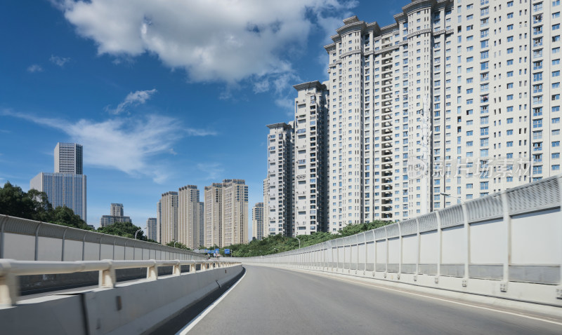 厦门空旷的高架道路