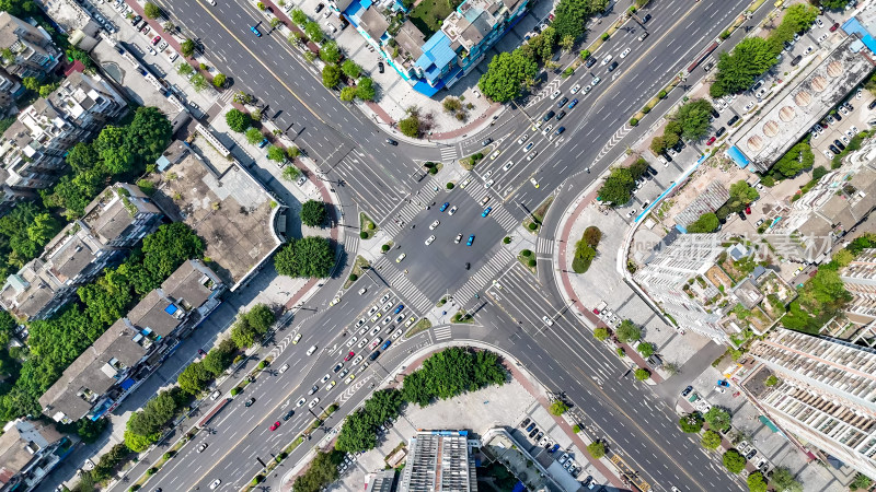 俯拍城市十字路交叉车辆行驶航拍图