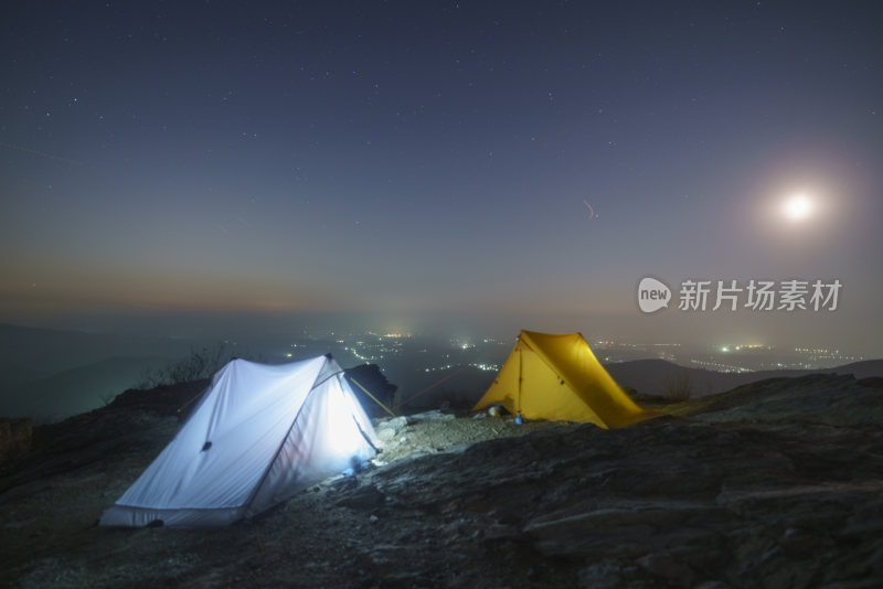 山顶上搭着帐篷的夜晚露营场景