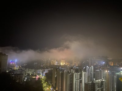 梧州白云山脚下的云海夜景