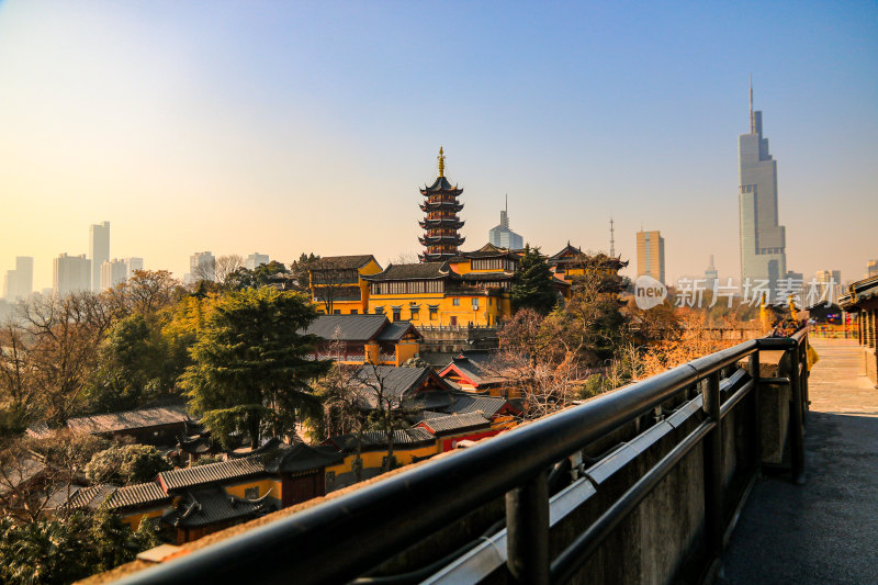 南京鸡鸣寺与紫峰大厦古今同框城市天际线