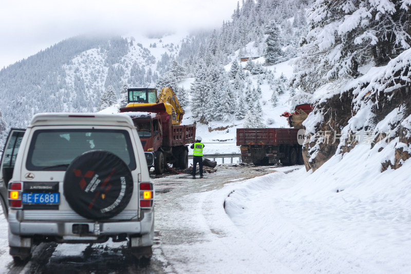 川藏线上雪地山路的各种车祸错车行驶