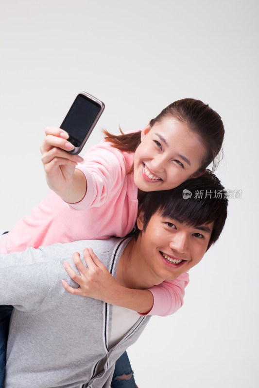 快乐的年轻情侣用手机拍照
