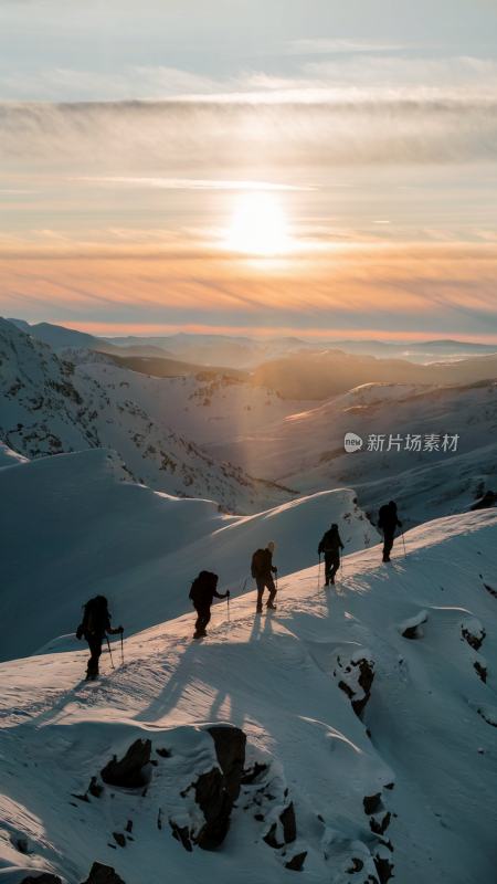 登山者攀登雪山高峰的壮观景象