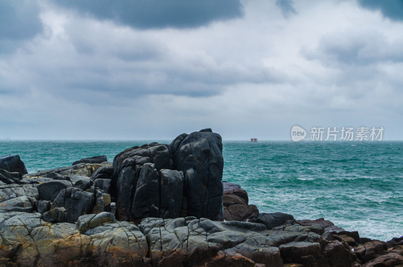 海边礁石与广阔海洋的自然风景