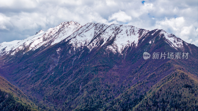 四川阿坝四姑娘山景区附近的雪山