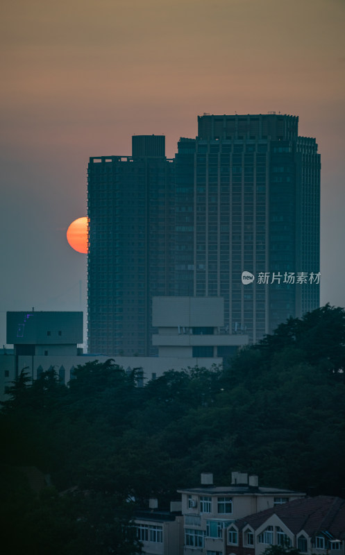 青岛信号山公园红瓦绿树碧海蓝天黄昏日落