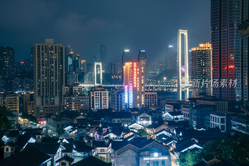 重庆雾霭下灯火璀璨的现代化城市夜景