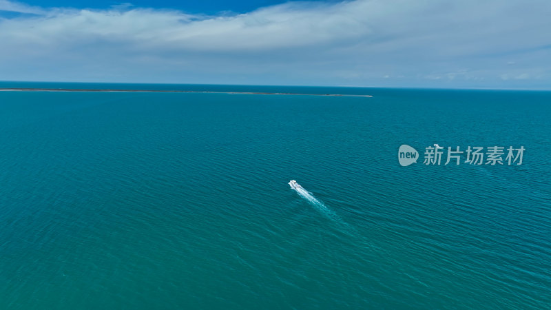 青海湖上飞驰的游艇