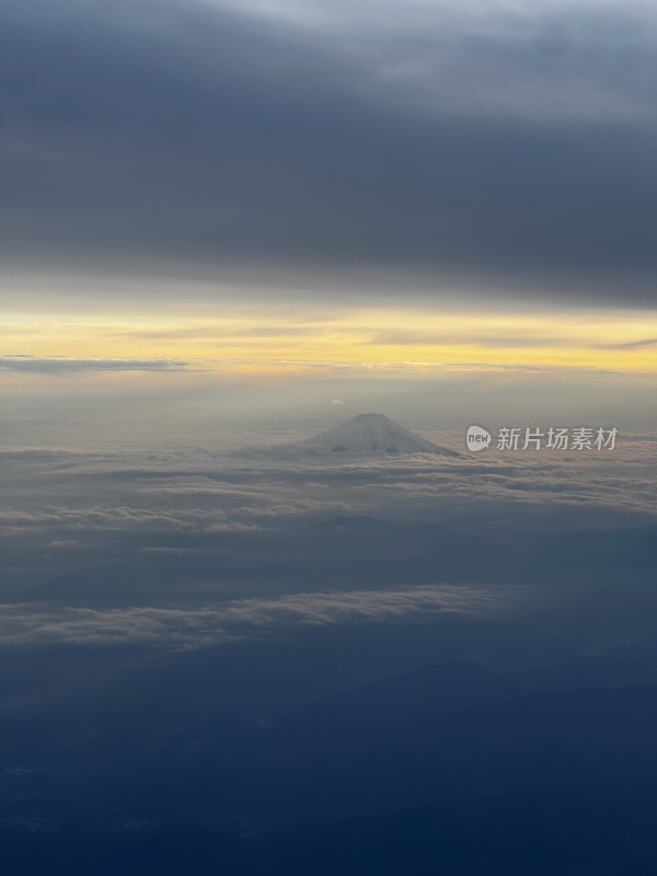 飞机上航拍云端耸立的日本富士山