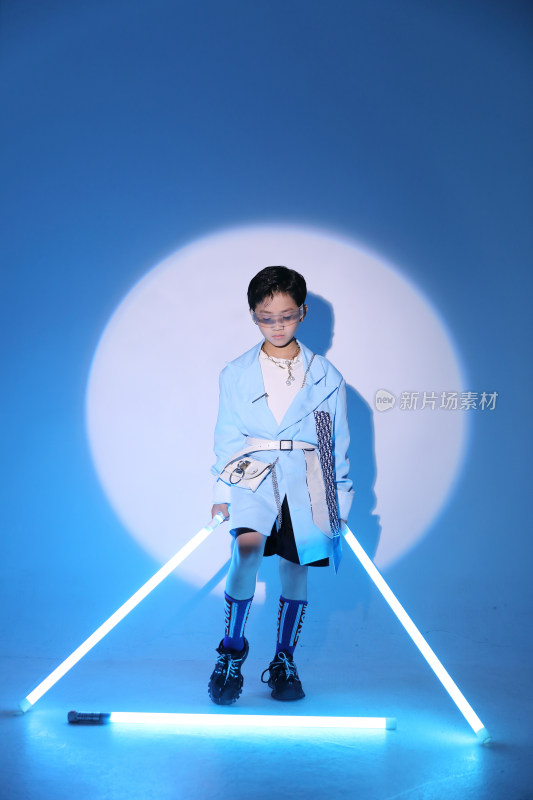 一个穿蓝色西装的时尚中国小男孩