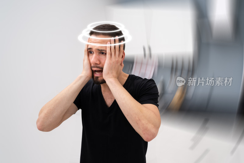 男子双手抱头面露苦恼