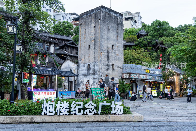 游客在深圳市甘坑客家小镇游玩