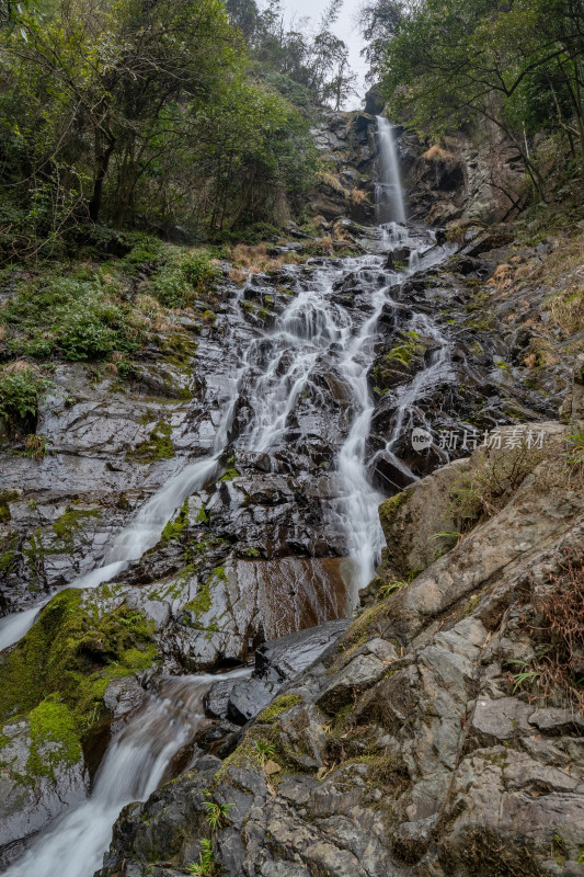 山间溪流瀑布自然景观