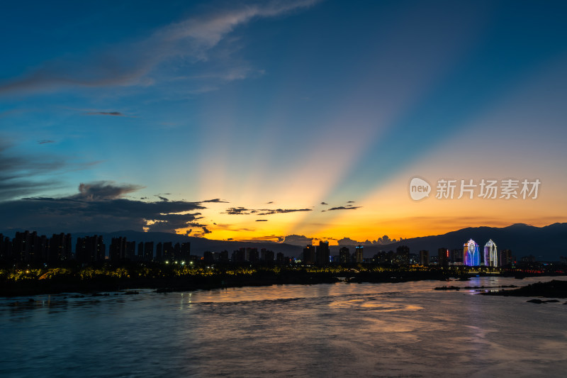 落日余晖下的西双版纳澜沧江城市剪影